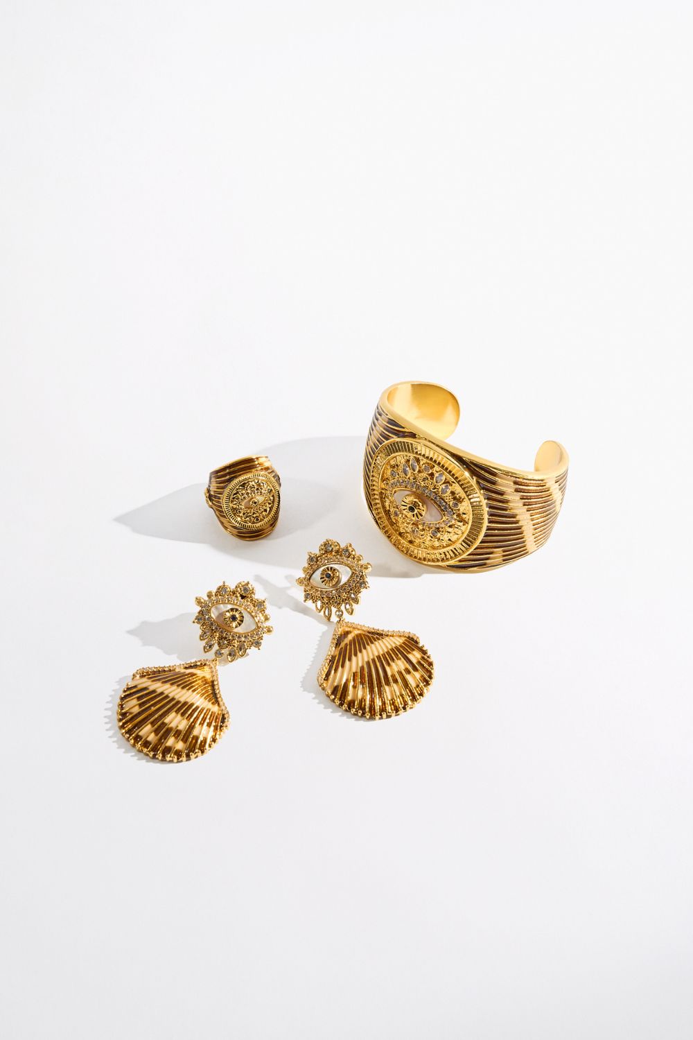 ENCHANTED OCEANIA SHELL CUFF BANGLE GOLD