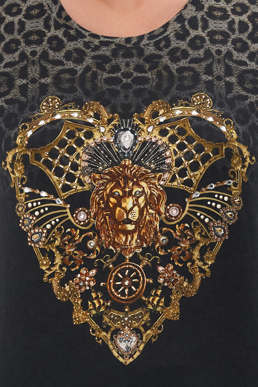 CURVED HEM FITTED TEE SHADOWS OF ARMADA LOUNGE