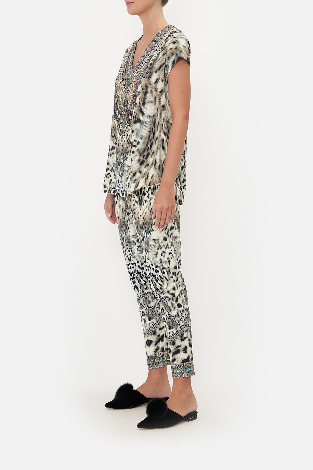 V-NECK TEE SNOW WHISPERS LOUNGE