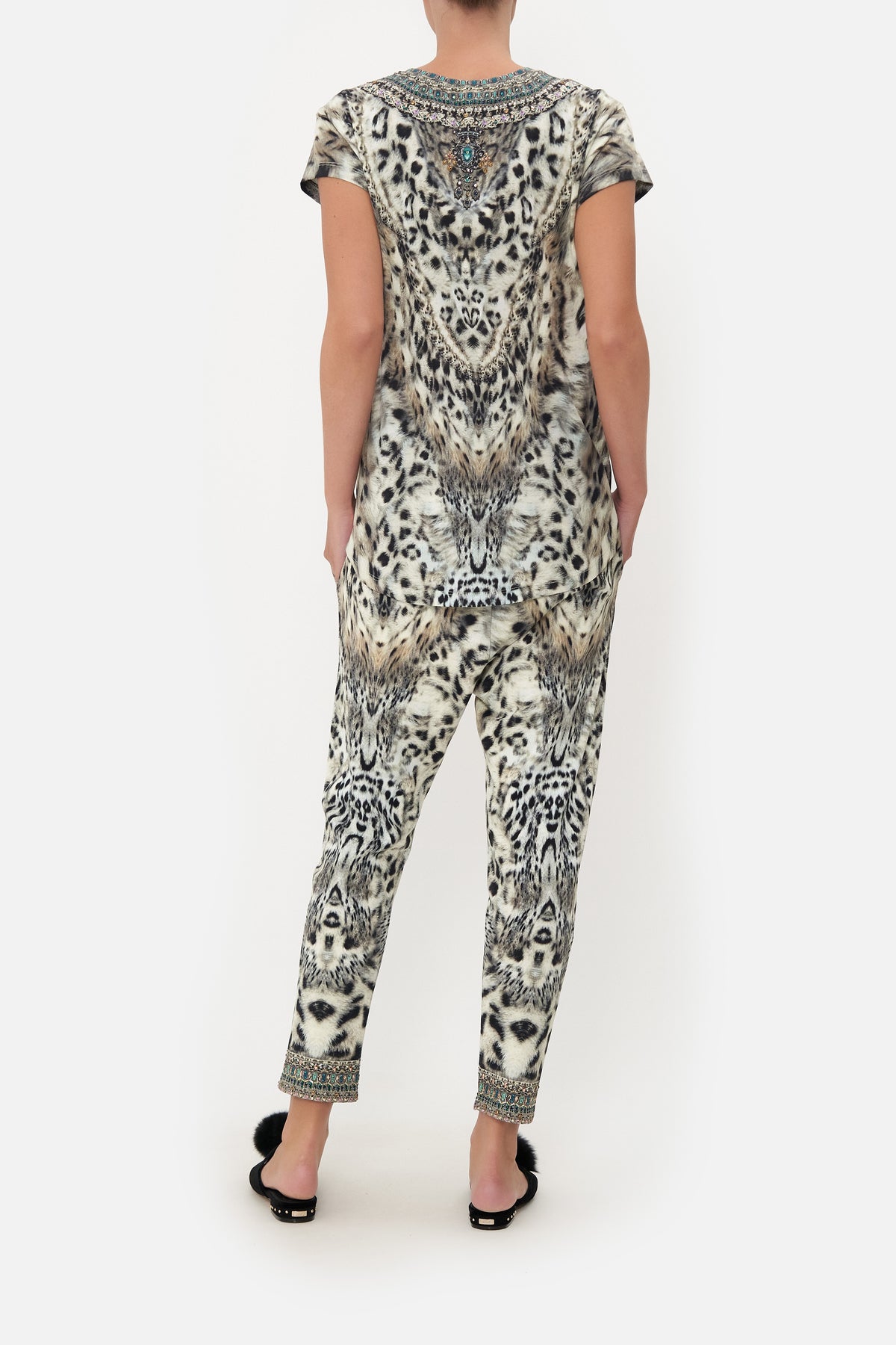 V-NECK TEE SNOW WHISPERS LOUNGE