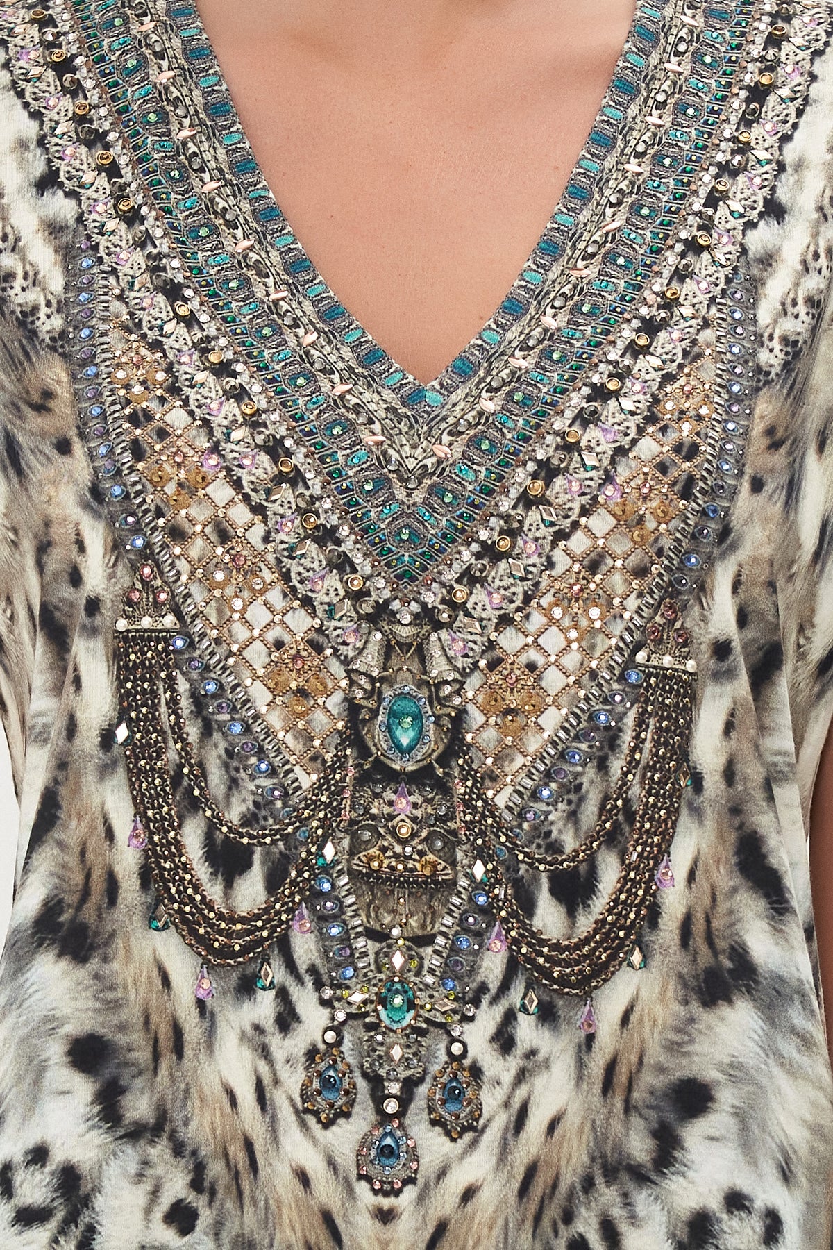 V-NECK TEE SNOW WHISPERS LOUNGE