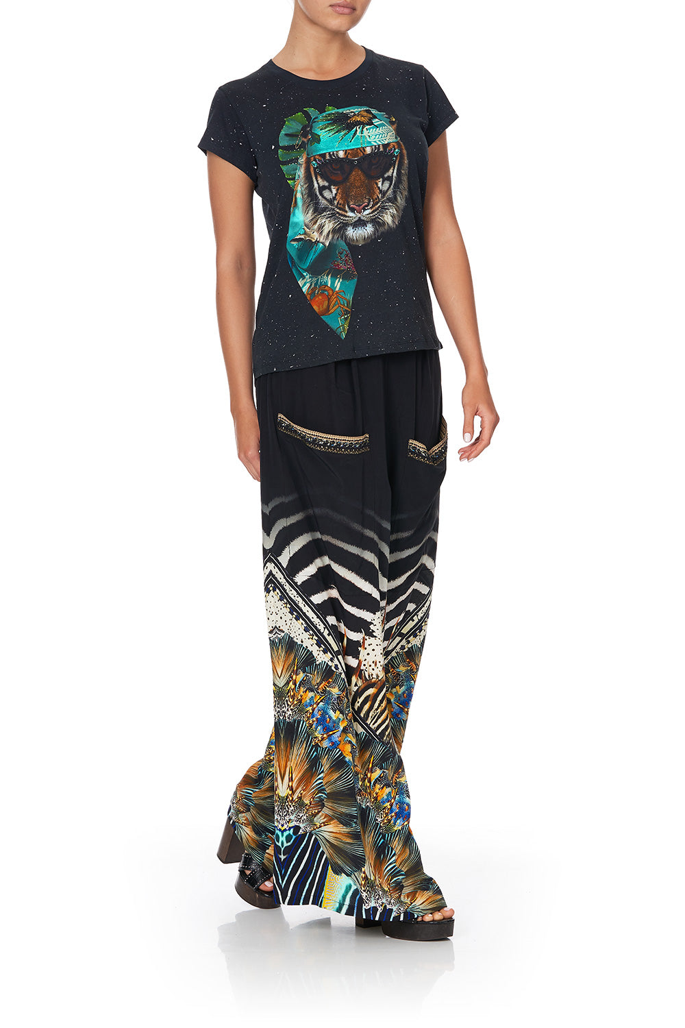 CURVED HEM FITTED TEE LOST PARADISE