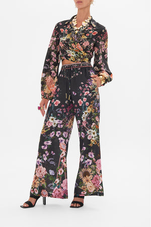 Side view of model wearing CAMILLA linen lounge pant in Letters From A Vineyard print 