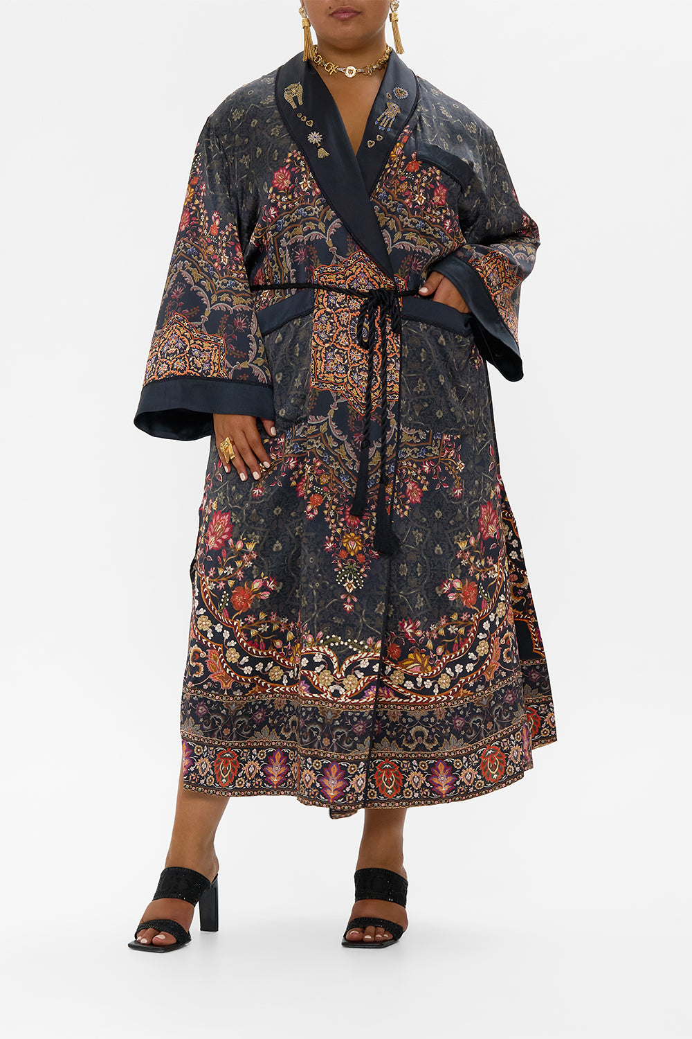 LONG ROBE WITH FLARED SLEEVE LOOM TO TOMB