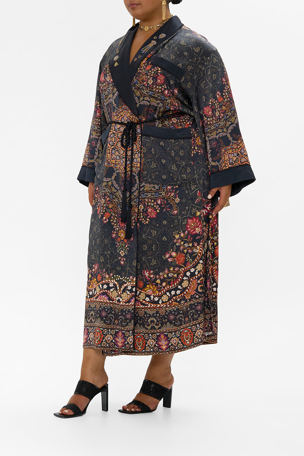 LONG ROBE WITH FLARED SLEEVE LOOM TO TOMB