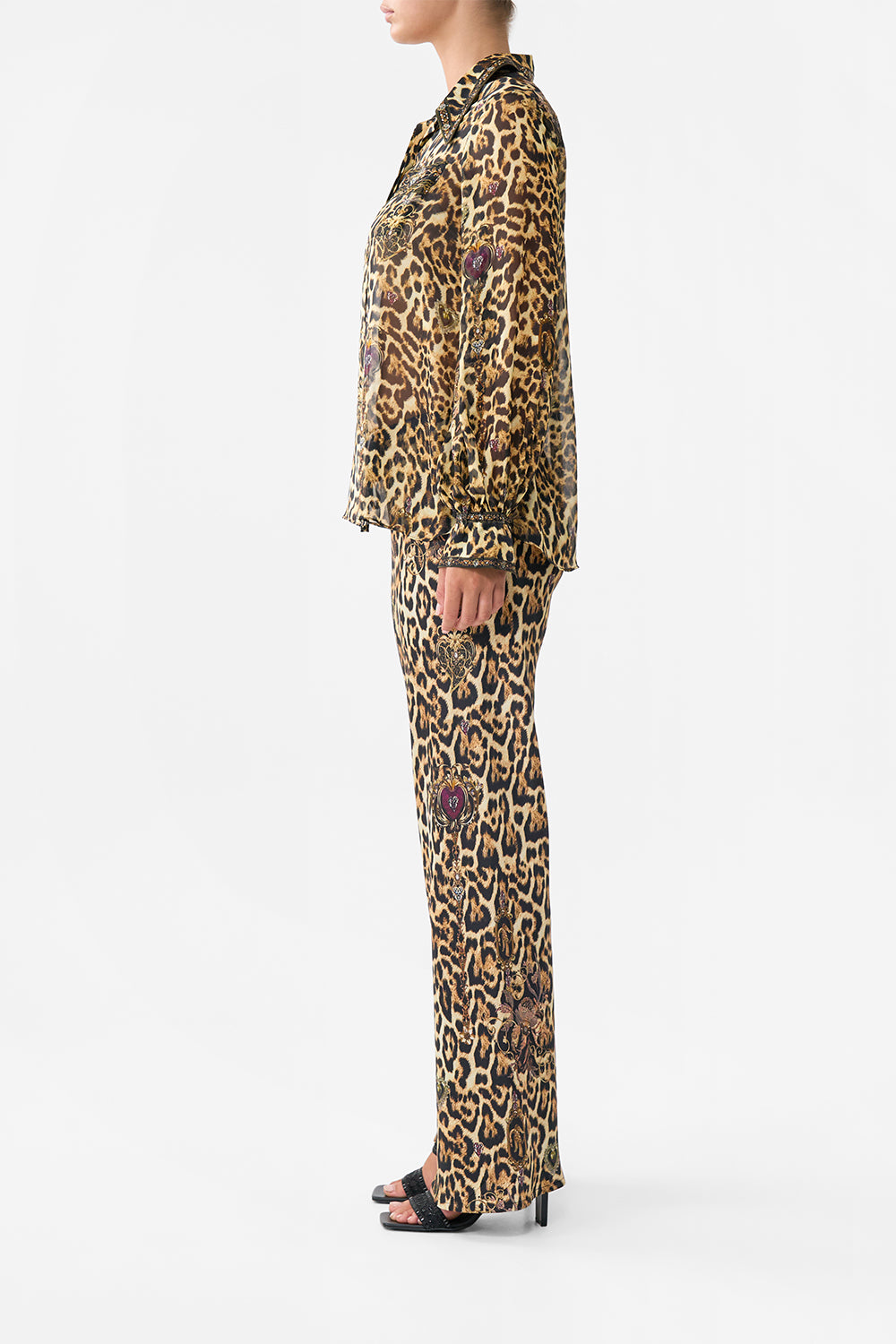 CURVED COLLAR BLOUSE WITH POCKETS SAINTS AND SISTERS