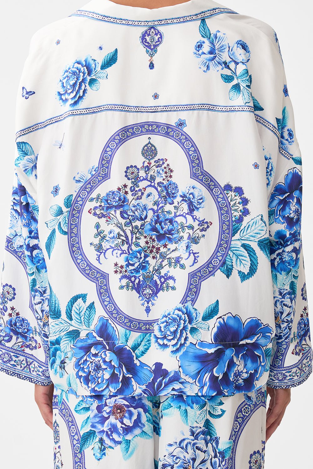 The CAMILLA CROPPED RELAXED SHIRT A CERAMIC GARDEN