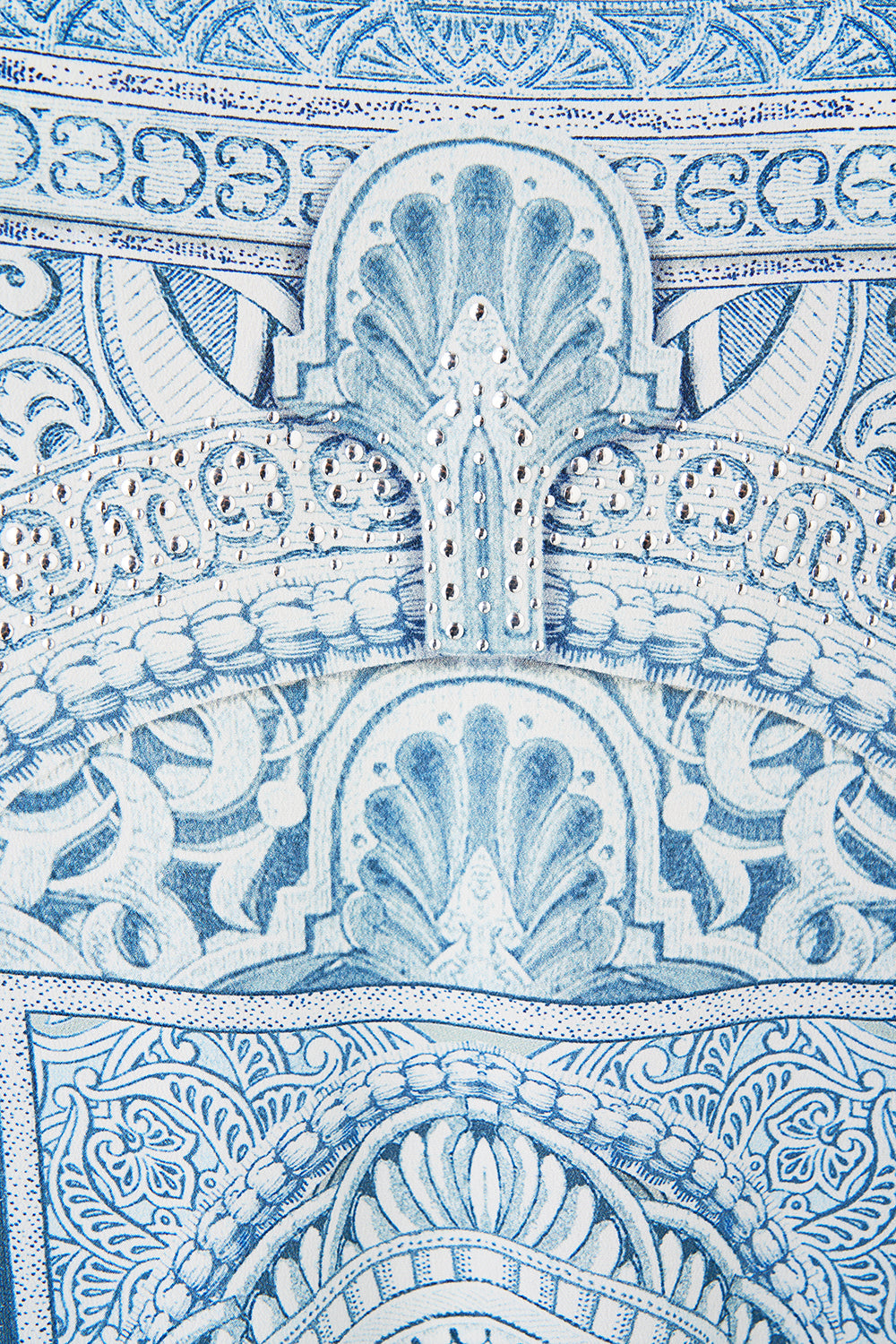 The CAMILLA SILK FRONT TURTLE NECK KNIT THE HUM OF THE ALHAMBRA