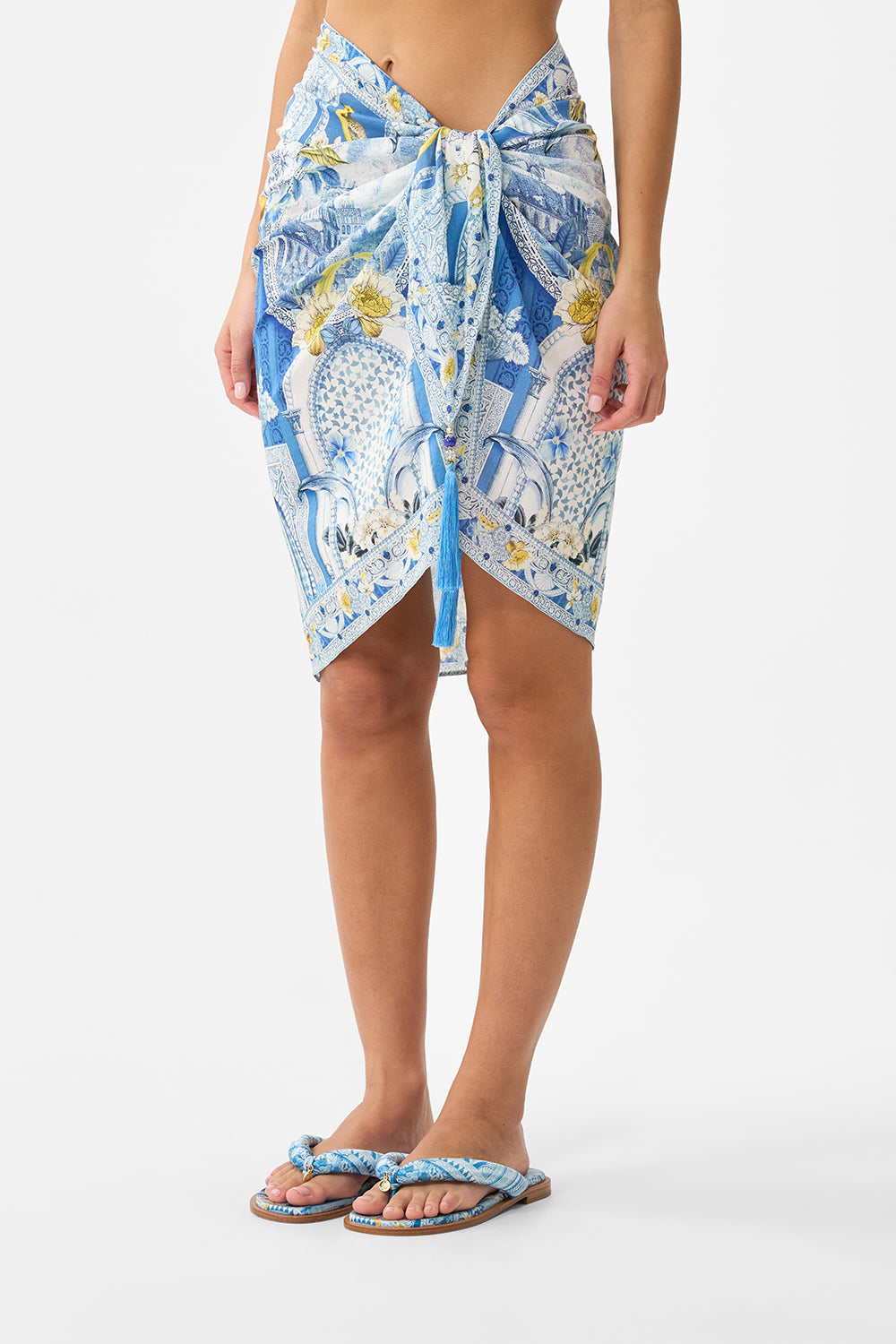 WOVEN SHORT SARONG WITH TASSELS DE NADA GRANADA