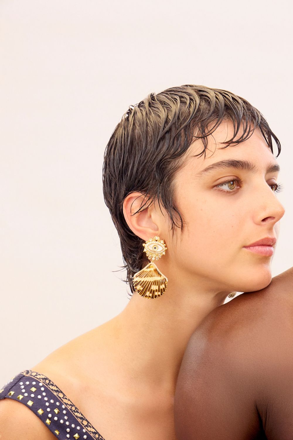 ENCHANTED OCEANIA SHELL EARRINGS GOLD