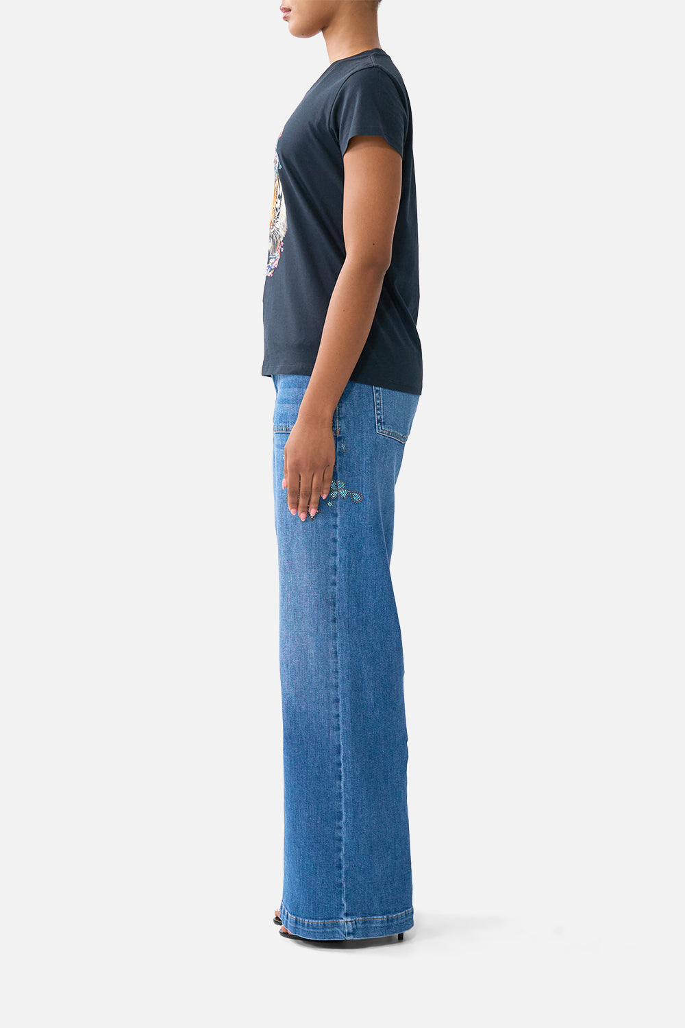 SLIM FIT ROUND NECK T-SHIRT AMULETS AND ALCHEMY