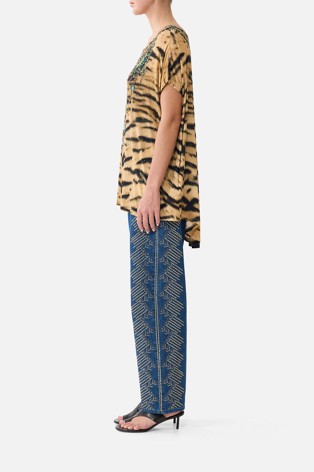 LOOSE FIT TEE A WINK TO THE WILD