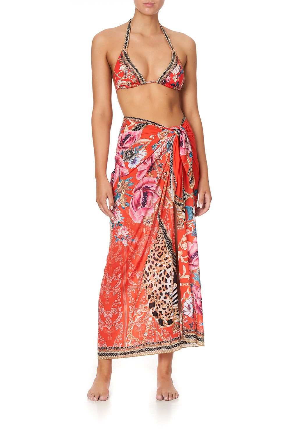 LONG SARONG AND THE QUEEN WORE RED