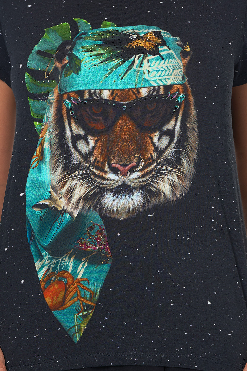 CURVED HEM FITTED TEE LOST PARADISE